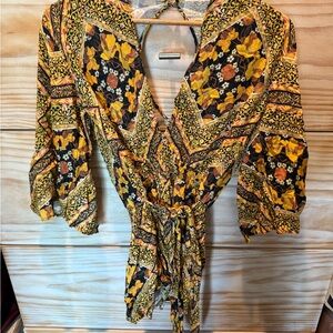 Blue Life

Size Small

Floral V-Neck Wrap Top